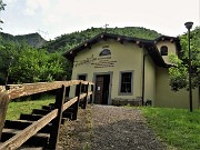 03 Chiesetta S. Maria di Lourdes costruita ex novo (1990) distante dal fiume Brembo che aveva,  nell'alluvione del 1987, distrutto antica chiesetta vicina al fiume